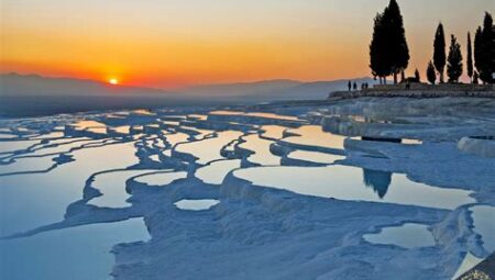 Pamukkale ve Hierapolis: Beyaz Cennetin Tarihi ve Doğal Güzellikleri